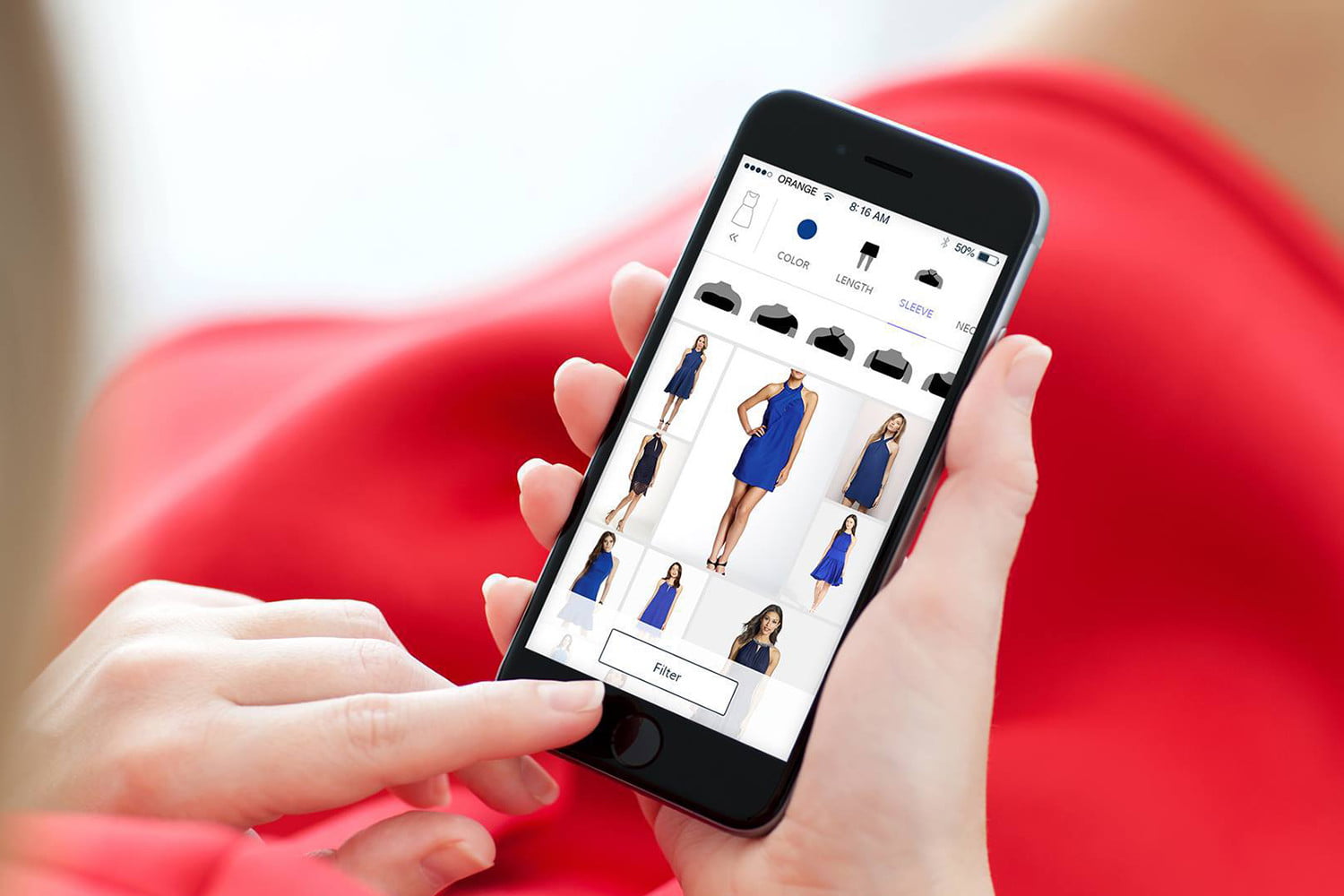 Покупка с помощью телефона. Мобильное приложение. Смартфон Fashion. Мобильные приложения шоппинга. Смартфон в руке в магазине.